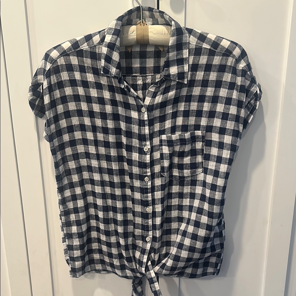 Old Navy White and Blue Short Sleeve Button Down Shirt size small